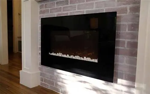 Побеленный камин с фальшивой топкой