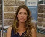 Джоди Маркс стоит перед дисплеем LifeProof Carpet.
