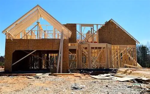 Из-за инфляции и сбоев в цепочке поставок доверие строителей жилья к рынку падает после того, как оно оставалось стабильным в течение трех месяцев.