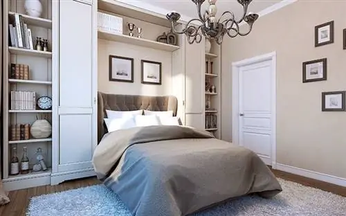 Красивая, роскошная спальня с мягким изголовьем и люстрой