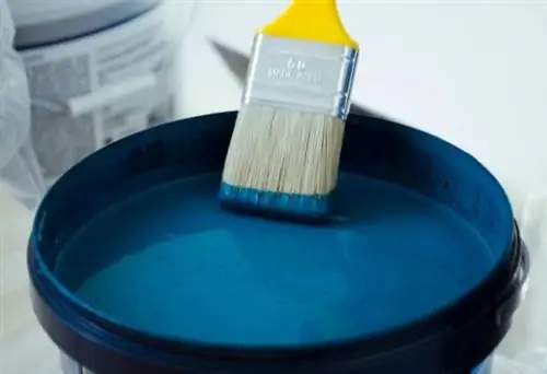 Кисть и краска в ведре