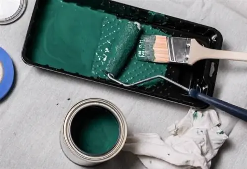 Банка с краской и валик в лотке