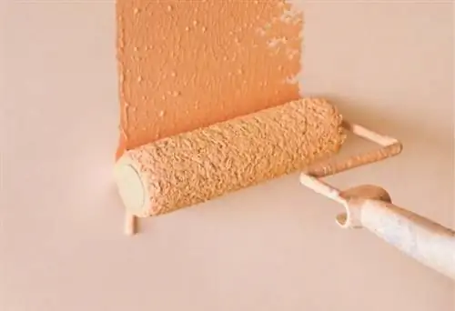 Малярный валик на стене