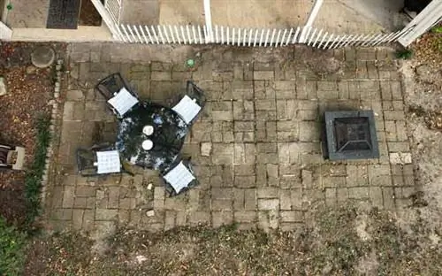 Вид сверху на сильно поврежденный и состаренный дворик из брусчатки