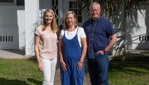 Челси Липфорд Вульф и Дэнни Липфорд позируют с домовладелицей Сью Кинг.