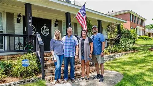 Дэнни Липфорд, Челси Липфорд Вульф, Тара и Мэтт Армбрустер стоят возле дома Армбрустера.