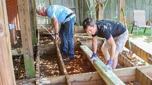 Дэнни и Джефф ремонтируют палубу.