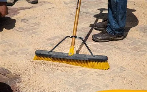 При строительстве патио из брусчатки не ограничивайте себя песком. Калькулятор песка для асфальтоукладчика Quikrete подскажет, сколько мешков вам понадобится, чтобы заполнить каждый квадратный сантиметр.