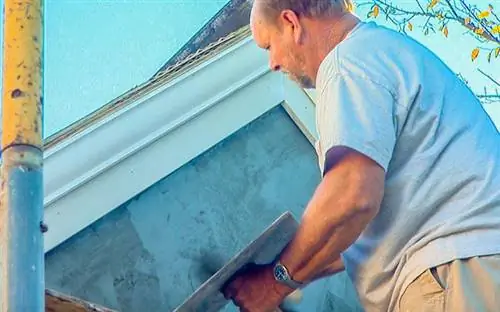 Человек работает на карнизе