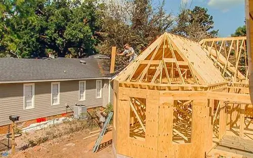 Установка стропил в доме Купперсмит