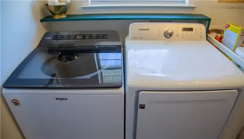 На этом изображении показаны стиральная машина и сушилка.