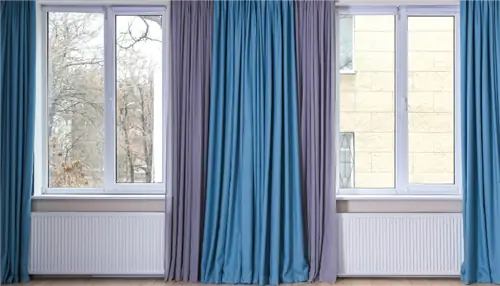 На этом изображении показаны окна с занавесками до пола. Занавес на этом снимке открыт, но закройте его, чтобы сохранять хладнокровие.