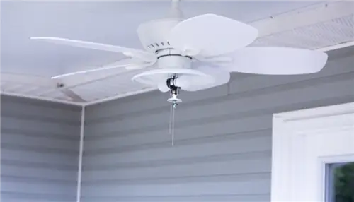 На этом изображении показан белый наружный потолочный вентилятор.