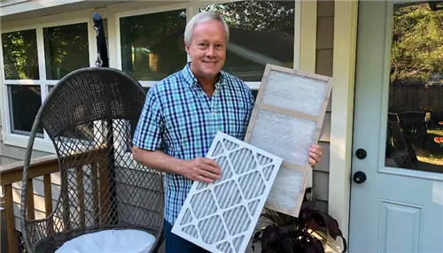 На этом изображении Дэнни держит два воздушных фильтра. Для охлаждения воздушные фильтры должны быть чистыми.