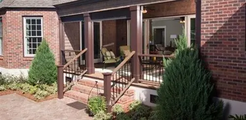 Заднее крыльцо и патио из брусчатки