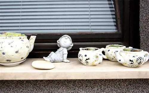 Бетонная полка, встроенная в наружную стену.