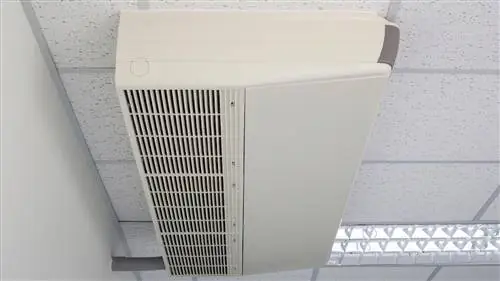 Упакованный тепловой кондиционер, вид крупным планом, установленный на потолке