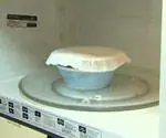 Чаша с кофейным фильтром в микроволновой печи