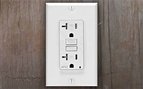 Розетка дугового дугового разряда на стене из деревянных панелей