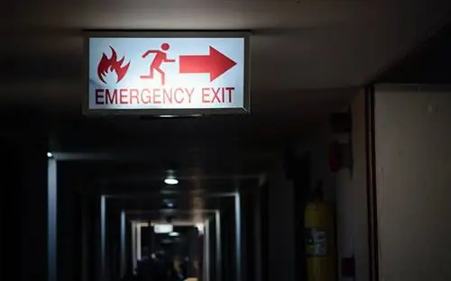 Знак аварийного выхода в общественном здании