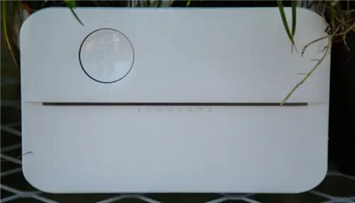 На этом изображении показан контроллер спринклера Rachio. Это продуманный и элегантный дизайн.