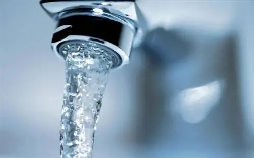 Водопроводный кран с проточной водой Водопроводный кран с проточной водой