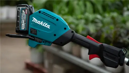 На этом изображении показан бирюзовый цвет электроинструмента Makita для использования вне помещений.