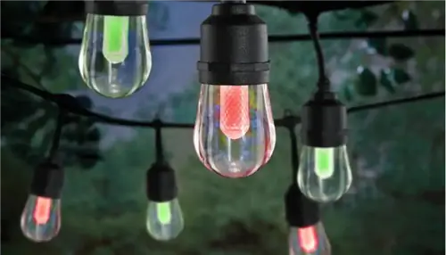 На этом изображении показаны светодиодные фонари, меняющие цвет, с рождественскими цветами, красным и зеленым.