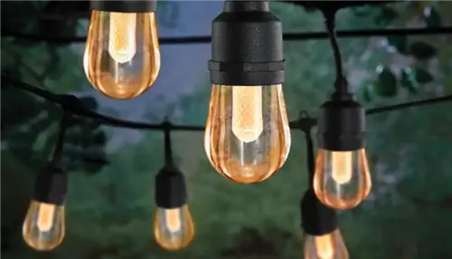 На этом изображении показан меняющий цвет свет, настроенный на оранжевый цвет.