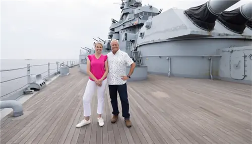 На этом изображении Дэнни и Челси находятся на борту готового корабля.