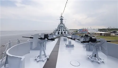 На этом изображении показан свежеокрашенный нос корабля.