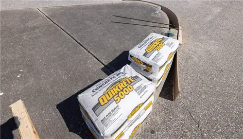 На изображениях показан отсутствующий бордюр и бетонная смесь Quikrete.