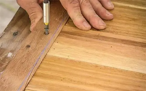 Дэнни Липфорд работает с синей меловой линией