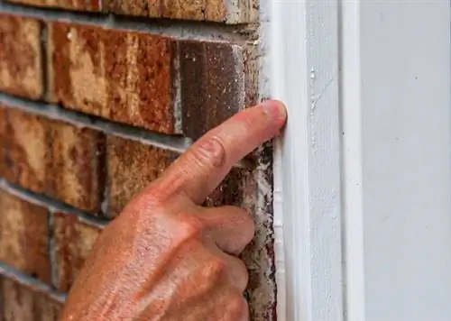 Мужчина проводит пальцем по шарику герметика Titebond