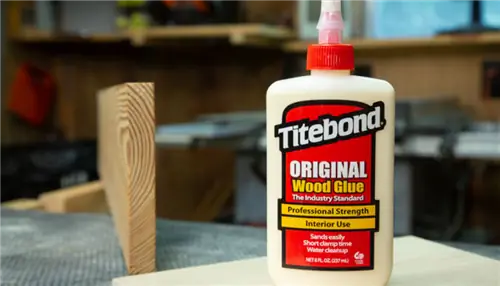 На этом изображении изображен клей для дерева Titebond Original.