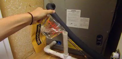 Заливка отбеливателя в дренажную линию кондиционера.