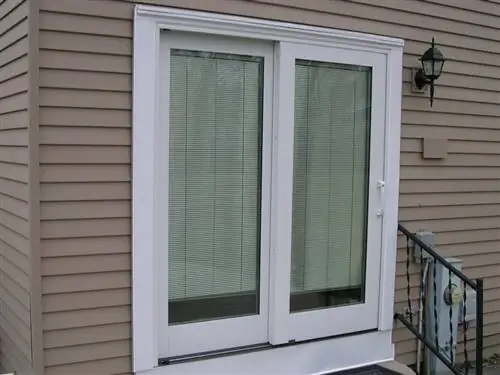 Стоит ли устанавливать раздвижную стеклянную дверь с экраном внутри?