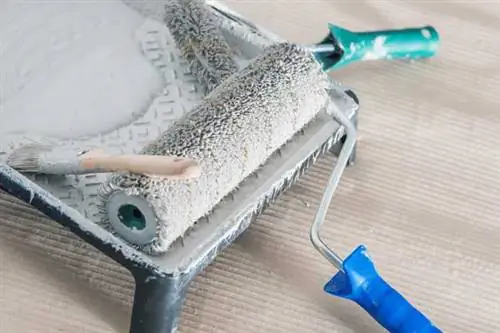 Малярные валики и кисть в лотке для валиков