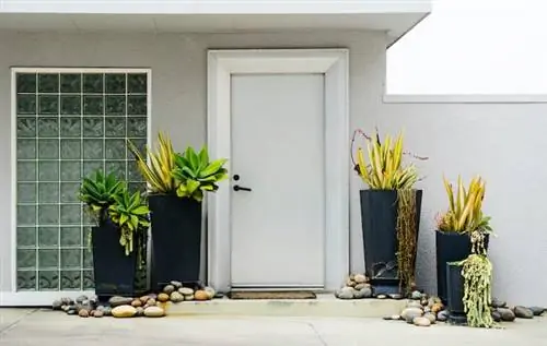 Окно из стеклоблока рядом с дверью