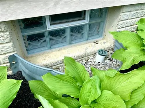 Подвальное окно из стеклоблоков