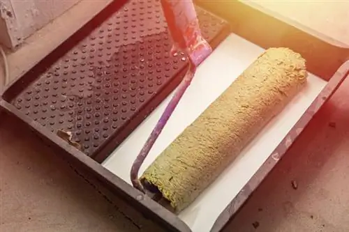 Белая грунтовка и малярный валик