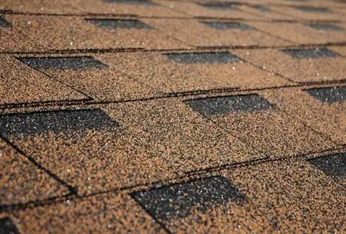 Крупный план новой асфальтовой черепицы