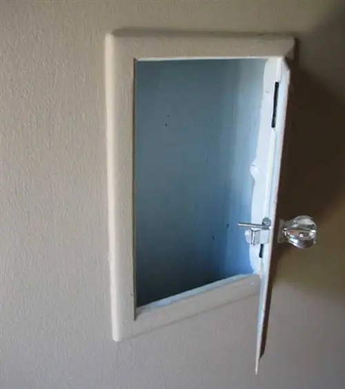 Дверь желоба для белья на втором этаже