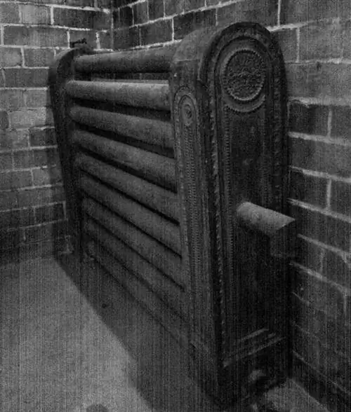 Викторианский радиатор рядом с кирпичной стеной
