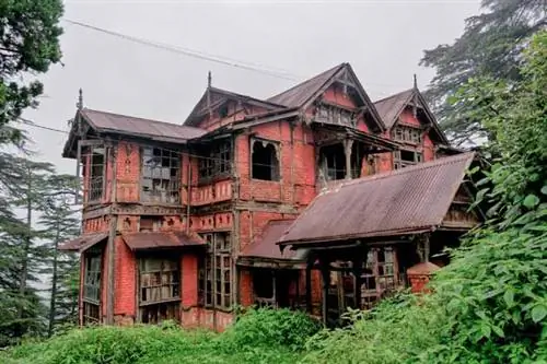 Поврежденный старый кирпичный дом