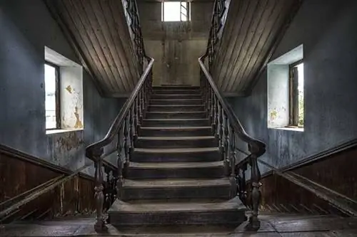 Лестница в заброшенном доме
