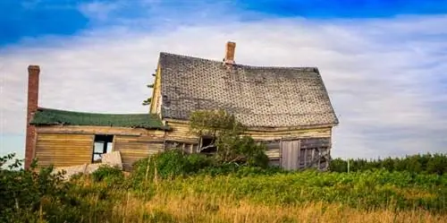 Провисшая крыша заброшенного дома