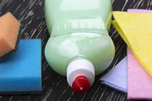 Бутылка средства для мытья посуды