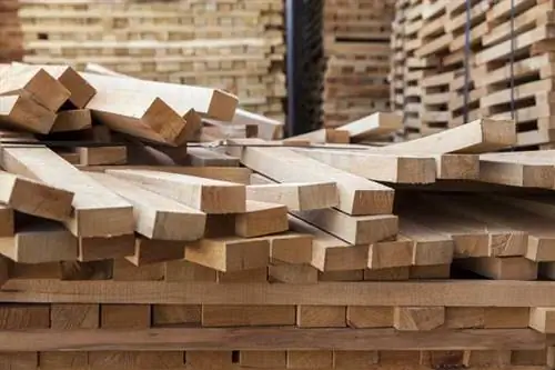 Стек новых деревянных балок