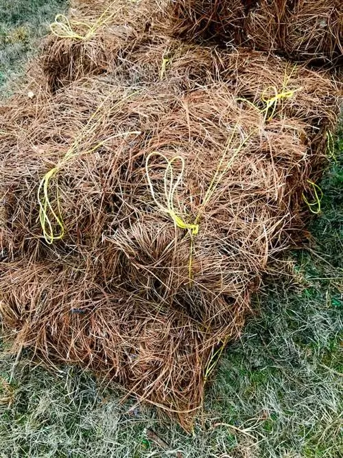 Стопка сосновых соломенных тюков